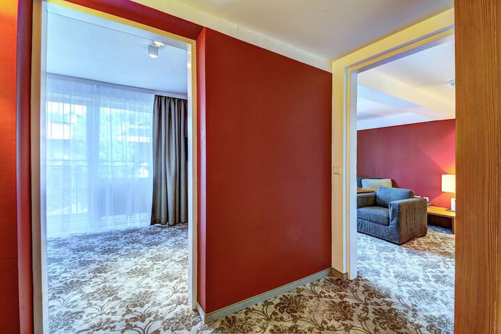 Room 7 of 33