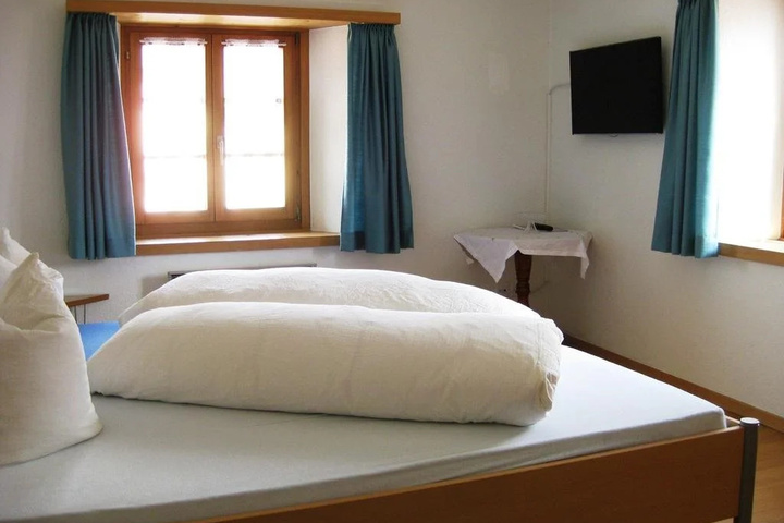 Room 5 of 12