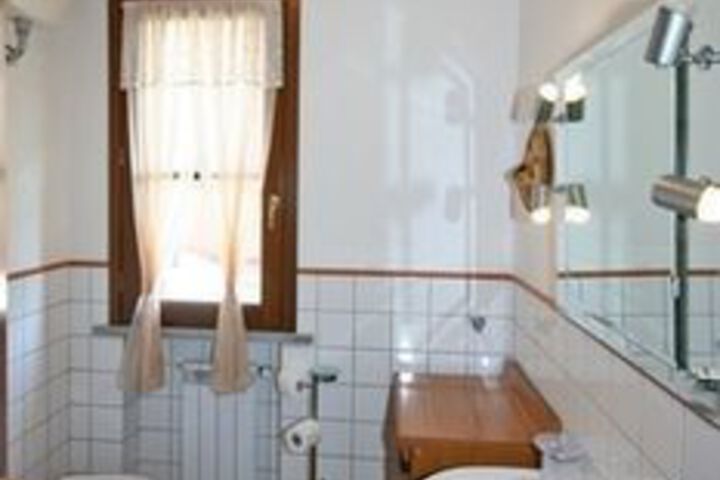Room 8 of 68