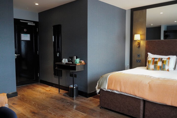 Room 7 of 9