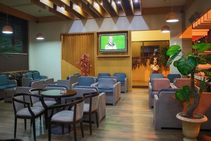Lounge 16 of 19