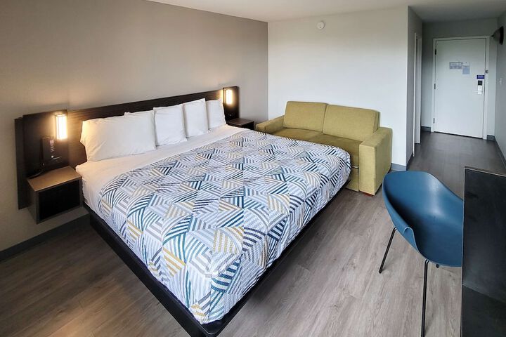1 King Bed Accessible (3 of 8)