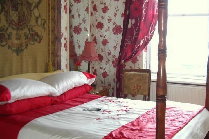 Room 12 of 25
