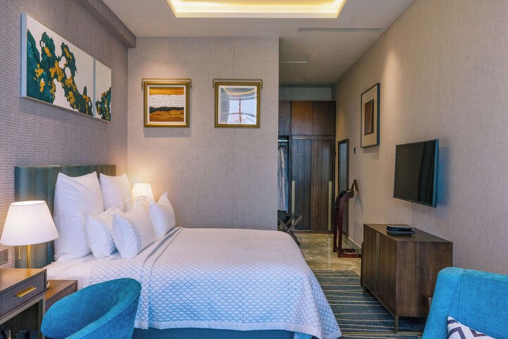 Room 28 of 77