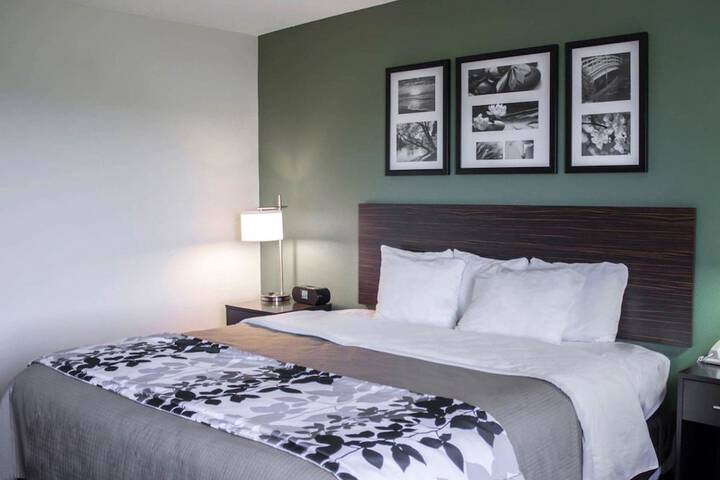 1 King Bed (1 of 20)