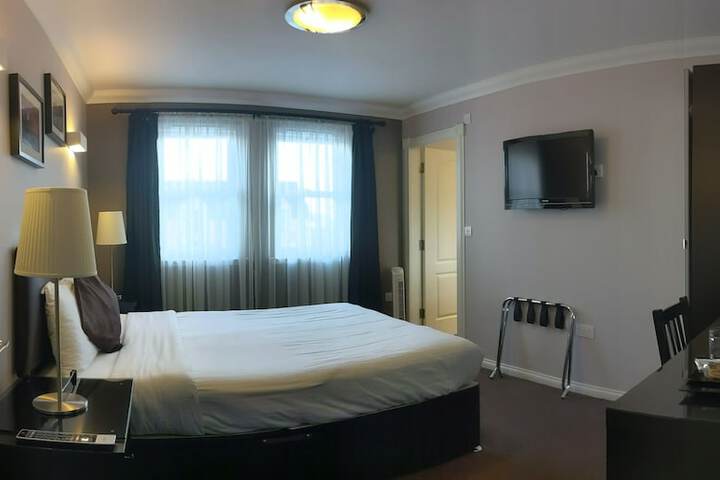 Room 4 of 32