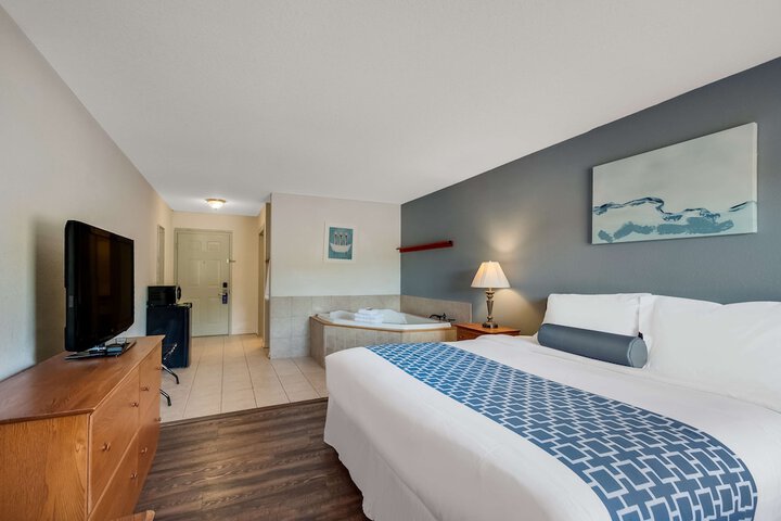 1 King Bed Mobility Accessible Communication Assistance Roll in Shower Full Breakfast (1 of 18)