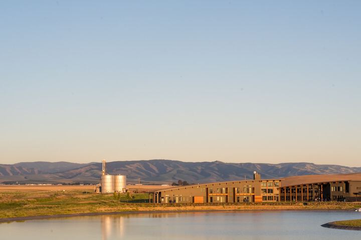 Hotel Exterior 76 of 95