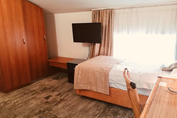 Room 30 of 92