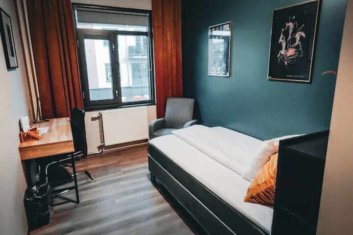 Room 6 of 28