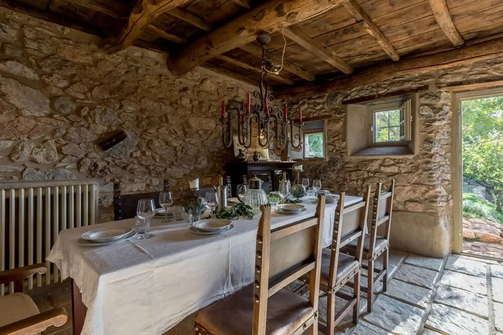 Dining 16 of 21