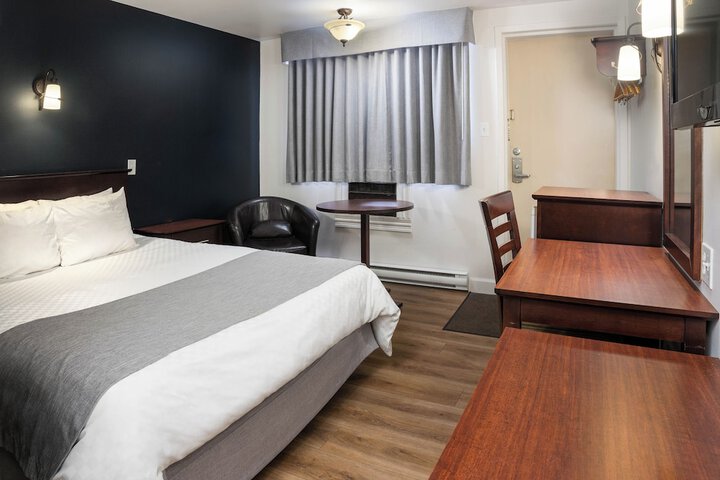 Room 5 of 9