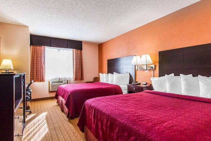 1 Queen Bed (1 of 10)