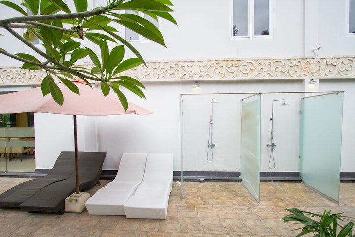 Hotel with Pool