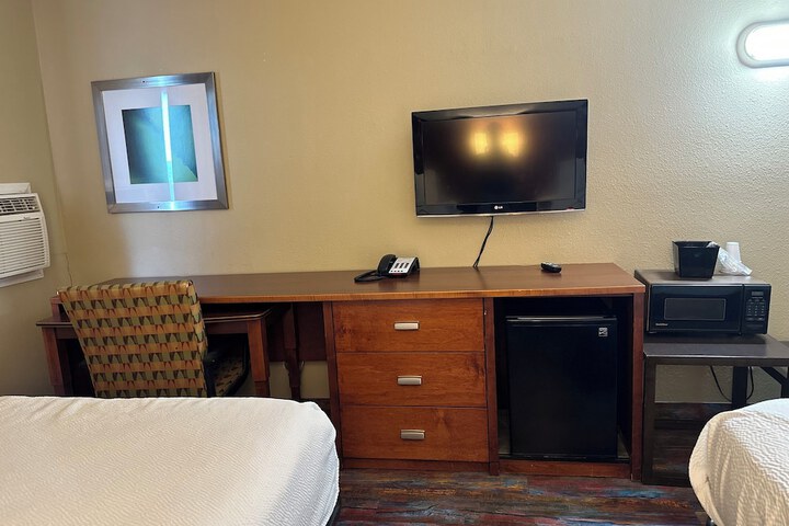 1 Queen Bed (21 of 30)