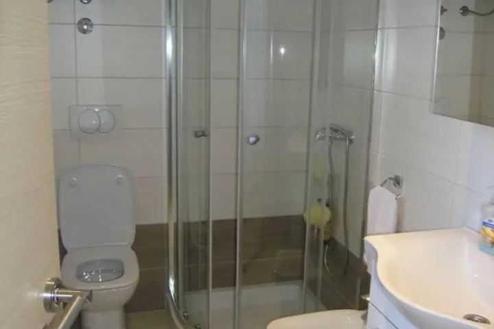 Room 4 of 9