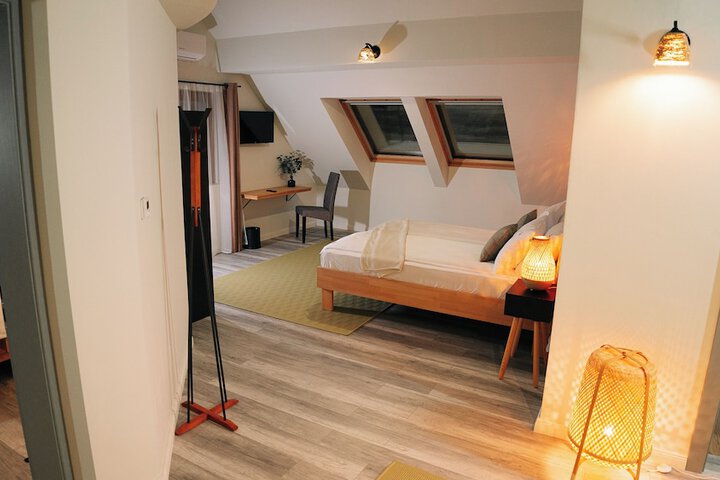 Room 33 of 184