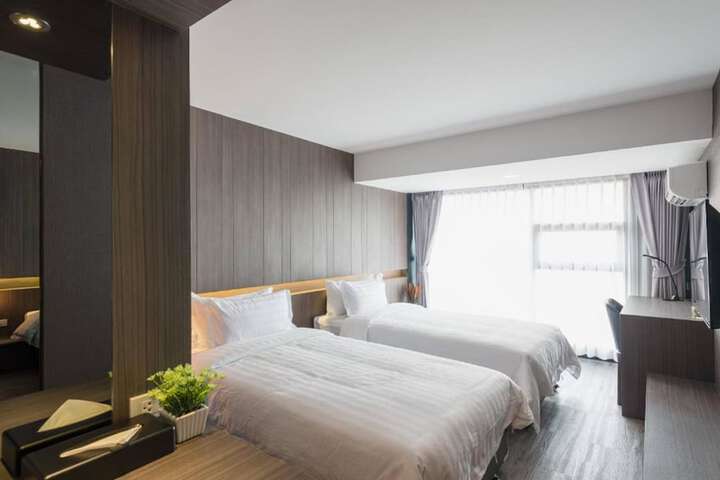 Room 13 of 33