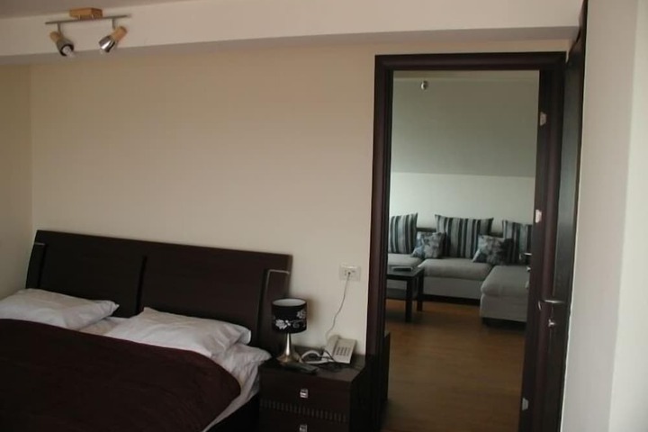 Room 5 of 83