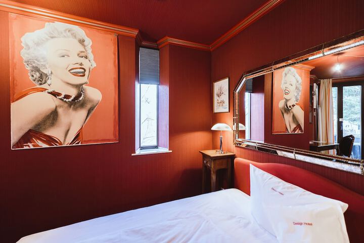 Room 16 of 46