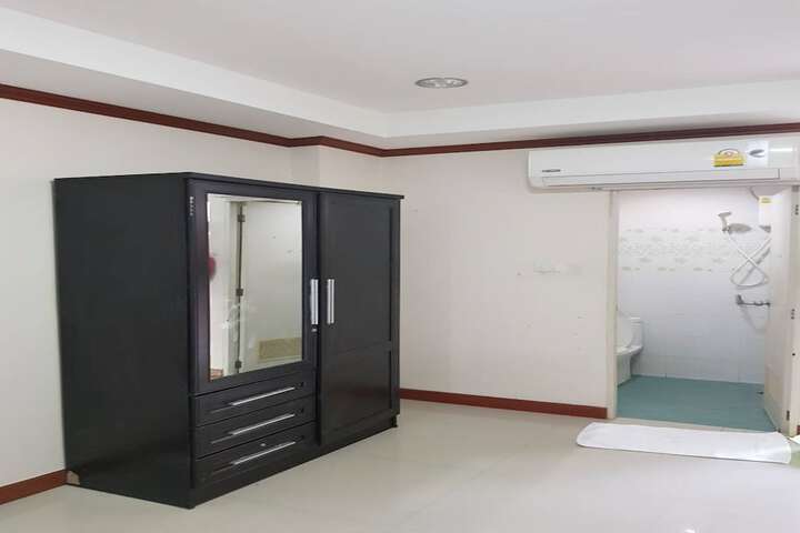 Room 8 of 34