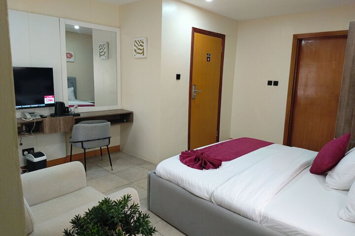 Room 28 of 77