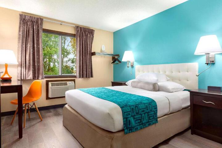 1 Queen Bed (3 of 9)