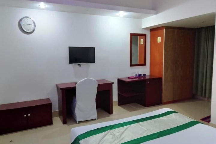 Room 6 of 17