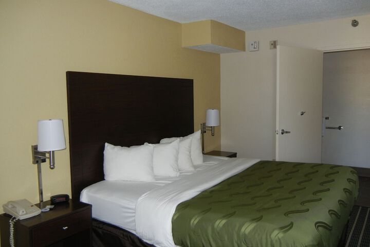 1 King Bed (1 of 11)