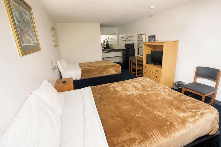Room 13 of 18