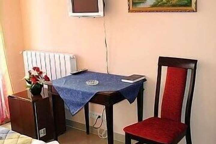 Room 9 of 12