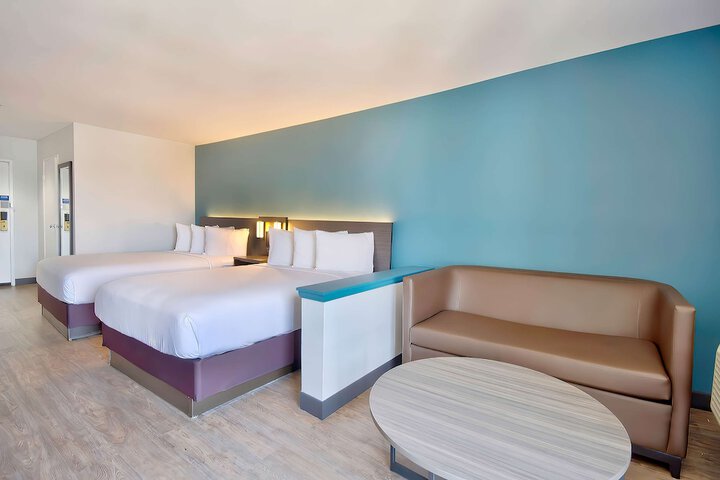 1 Queen Bed Modern (15 of 31)