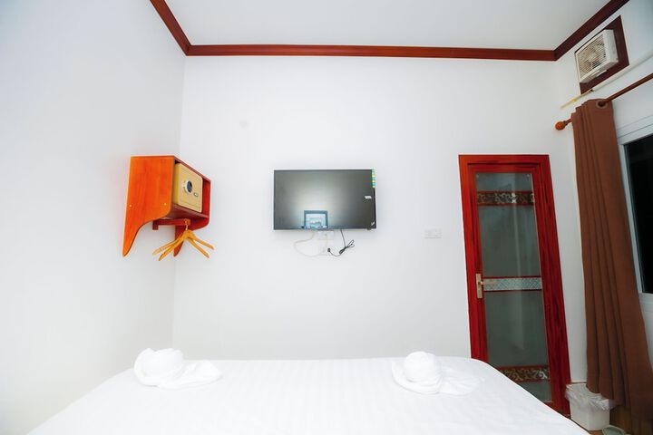 Room 4 of 103