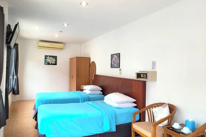 Room 5 of 196