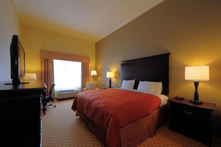 1 King Bed (2 of 3)