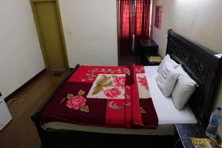 Room 4 of 9