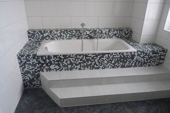 Deep soaking bathtub
