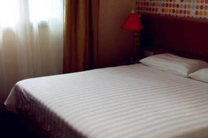 Room 4 of 10