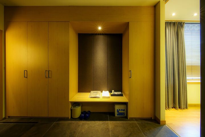 Room 9 of 90
