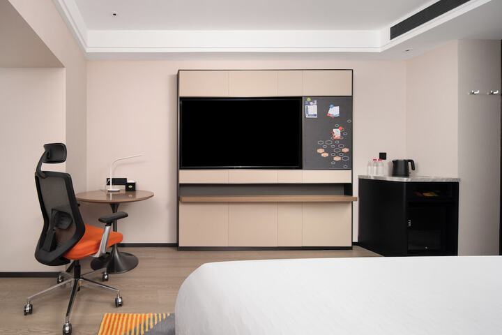 Room 4 of 11