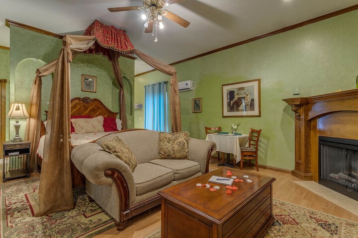 Room 3 of 65