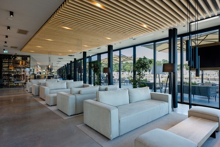 Lounge 45 of 66