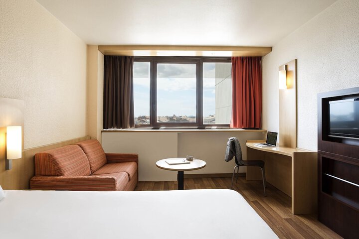 Room 13 of 98