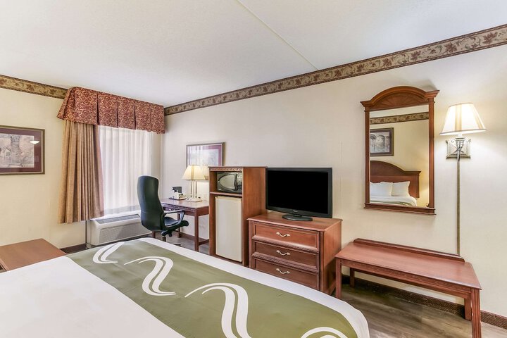 1 King Bed (3 of 9)