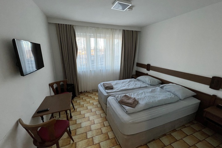 Room 4 of 91