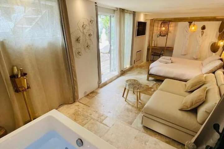Room 9 of 42