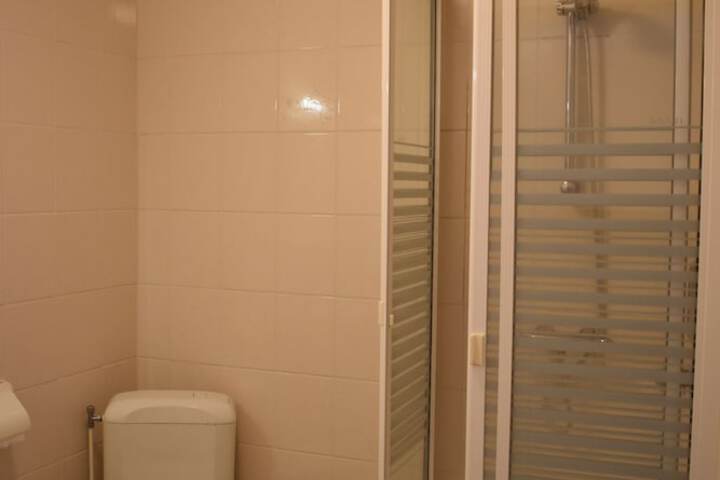 Room 6 of 28