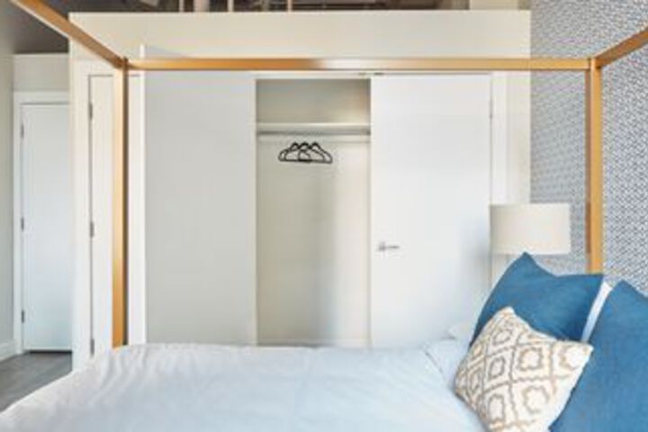 Room 6 of 12