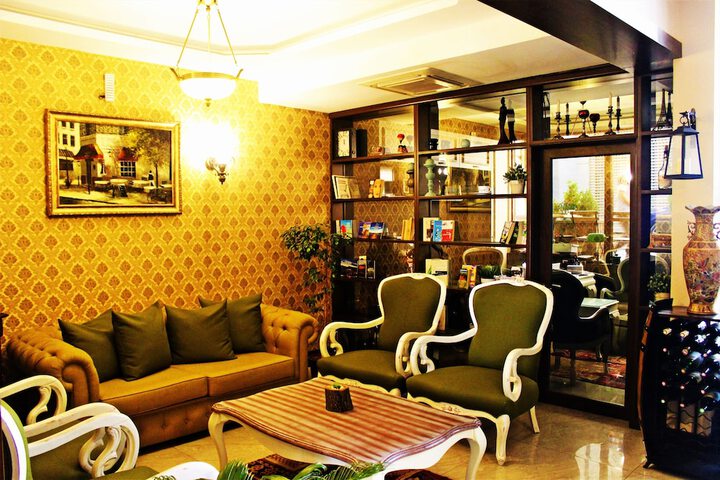 Lobby lounge