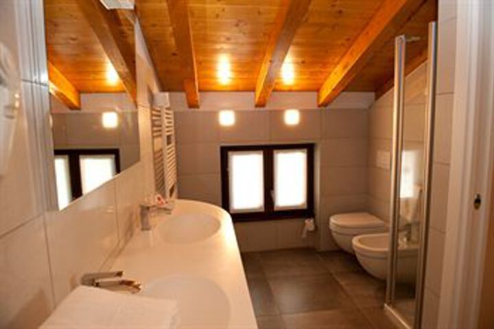 Room 2 of 40